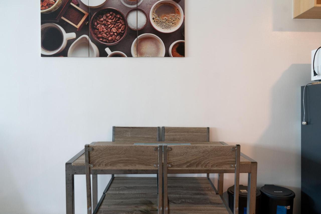 Prime Avant Bgc Location Apartments By Ph Staycation Manila Eksteriør billede