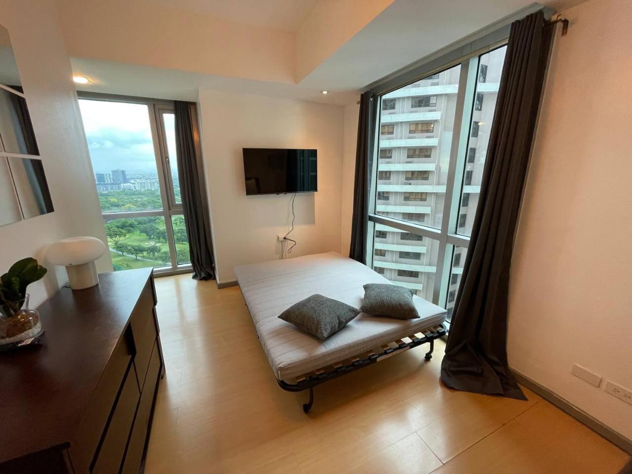 Prime Avant Bgc Location Apartments By Ph Staycation Manila Eksteriør billede