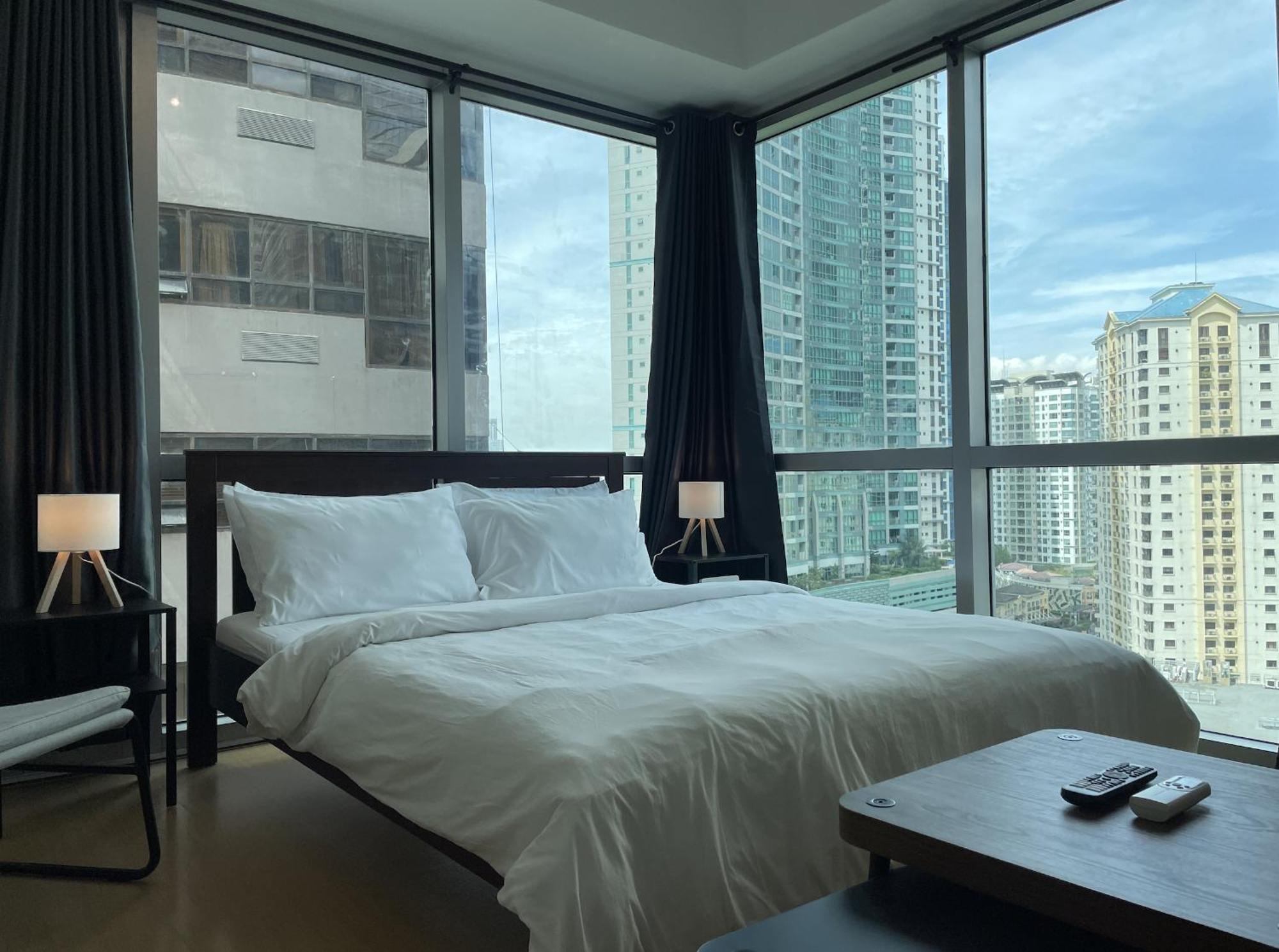 Prime Avant Bgc Location Apartments By Ph Staycation Manila Eksteriør billede