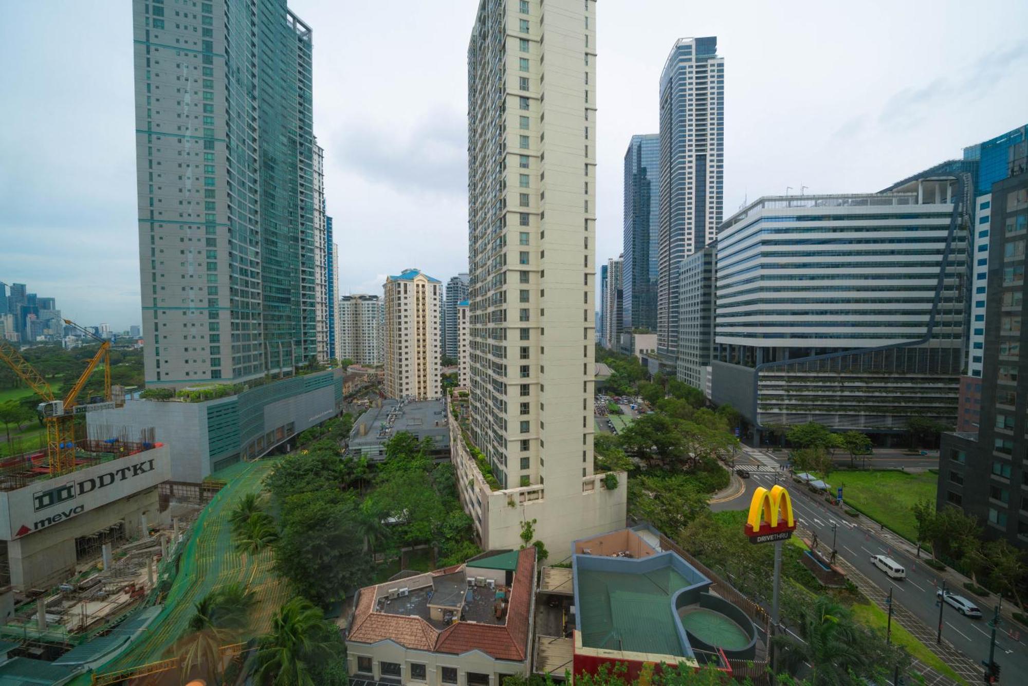 Prime Avant Bgc Location Apartments By Ph Staycation Manila Eksteriør billede